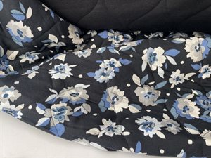 Fastvævet quiltet stof - med skønne blomster motiver i blå toner, rest på 1 m